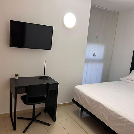 Fira Gran Via 2 - Private Rooms In A Shared Apartment - Habitaciones Privadas En Apartamento Compartido L'Hospitalet de Llobregat Kültér fotó