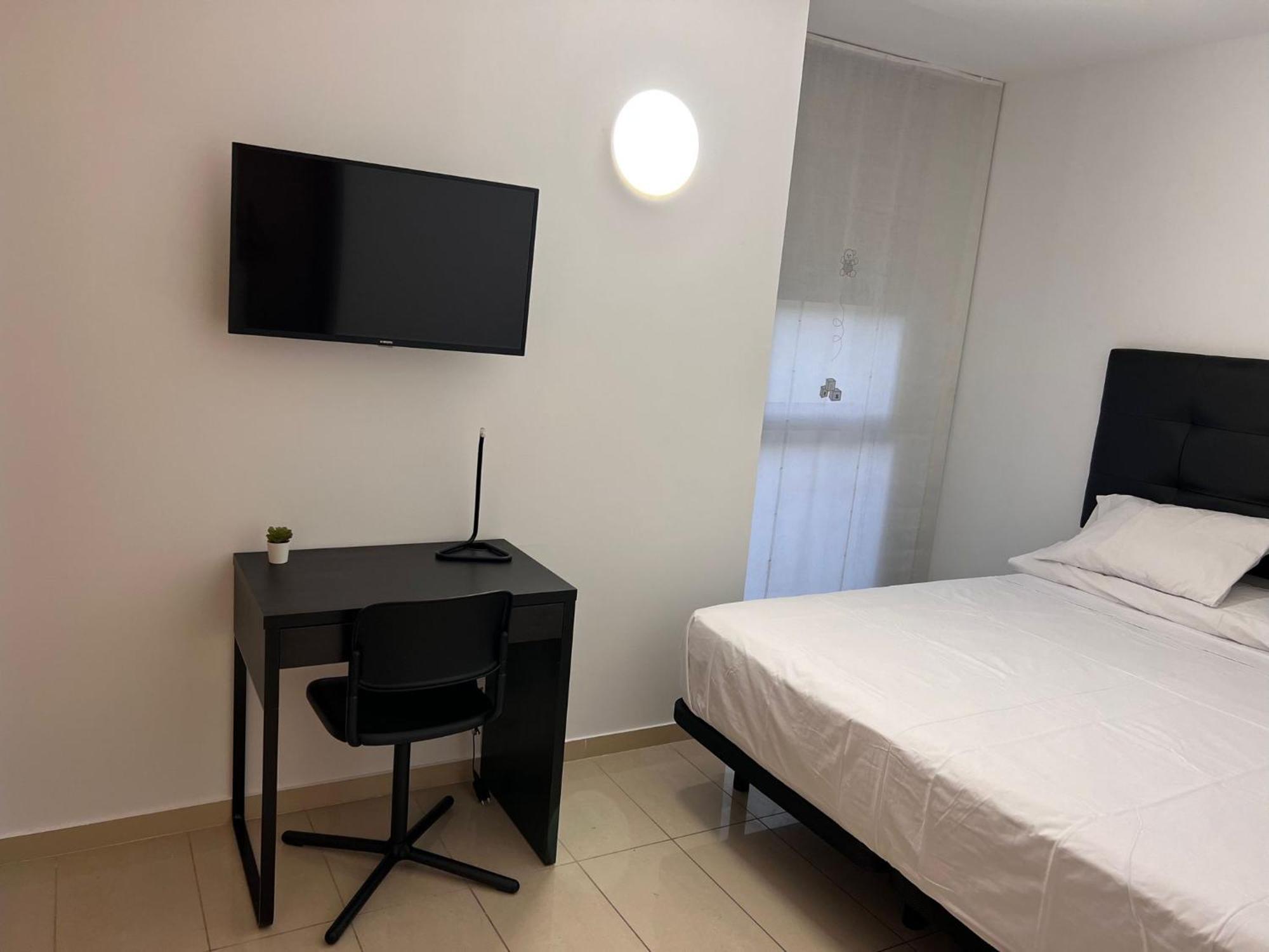 Fira Gran Via 2 - Private Rooms In A Shared Apartment - Habitaciones Privadas En Apartamento Compartido L'Hospitalet de Llobregat Kültér fotó