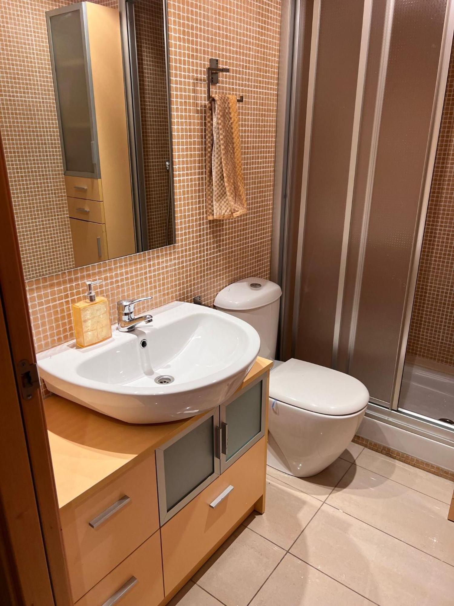Fira Gran Via 2 - Private Rooms In A Shared Apartment - Habitaciones Privadas En Apartamento Compartido L'Hospitalet de Llobregat Kültér fotó