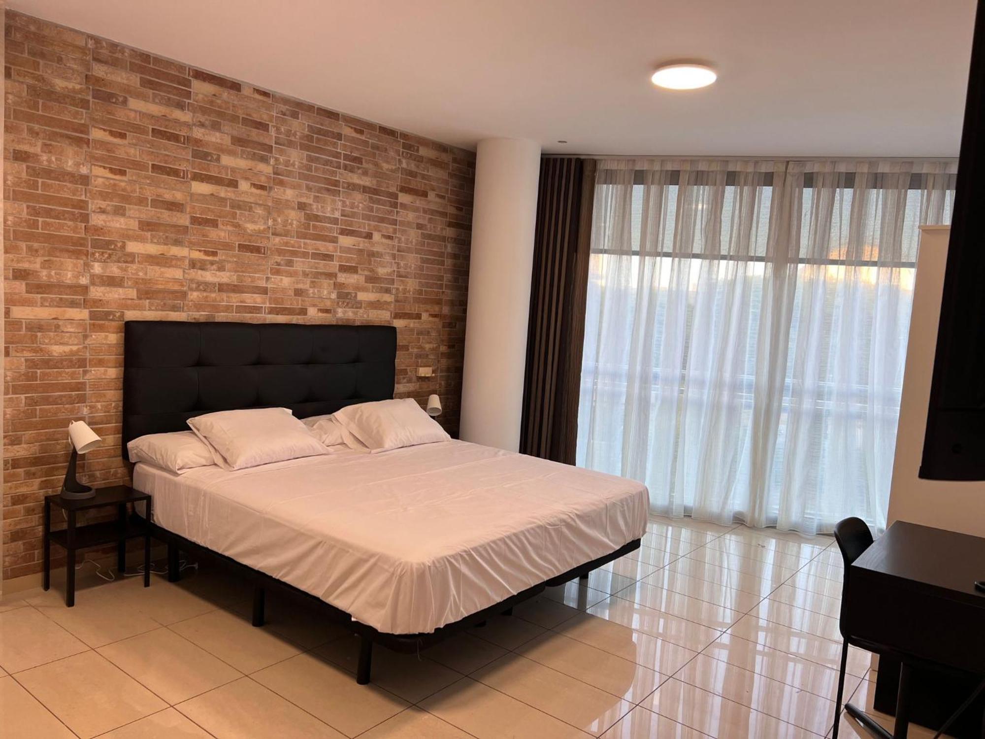 Fira Gran Via 2 - Private Rooms In A Shared Apartment - Habitaciones Privadas En Apartamento Compartido L'Hospitalet de Llobregat Kültér fotó