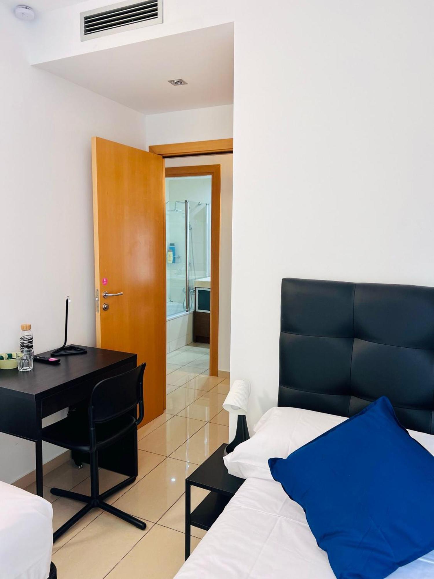 Fira Gran Via 2 - Private Rooms In A Shared Apartment - Habitaciones Privadas En Apartamento Compartido L'Hospitalet de Llobregat Kültér fotó