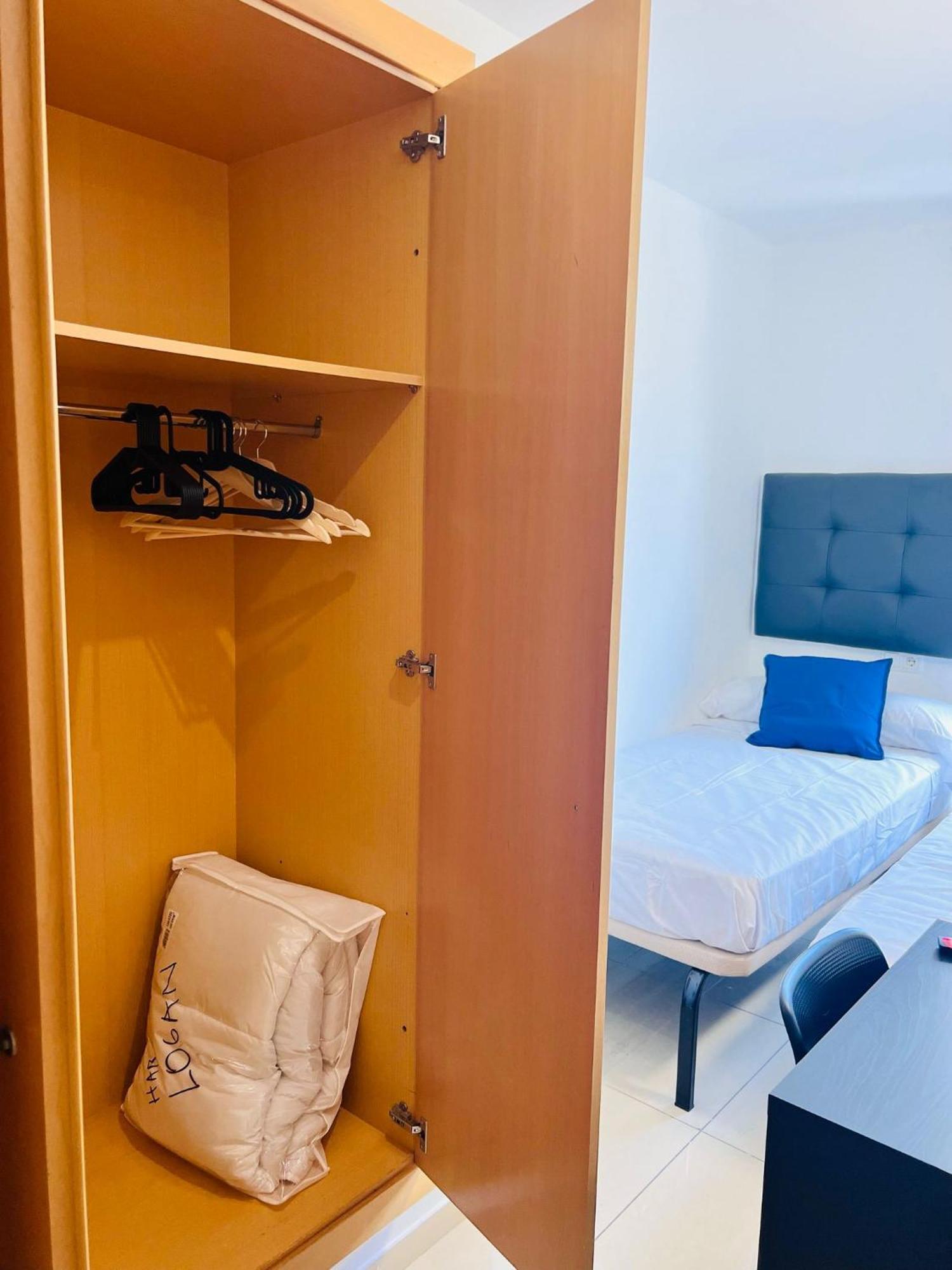 Fira Gran Via 2 - Private Rooms In A Shared Apartment - Habitaciones Privadas En Apartamento Compartido L'Hospitalet de Llobregat Kültér fotó