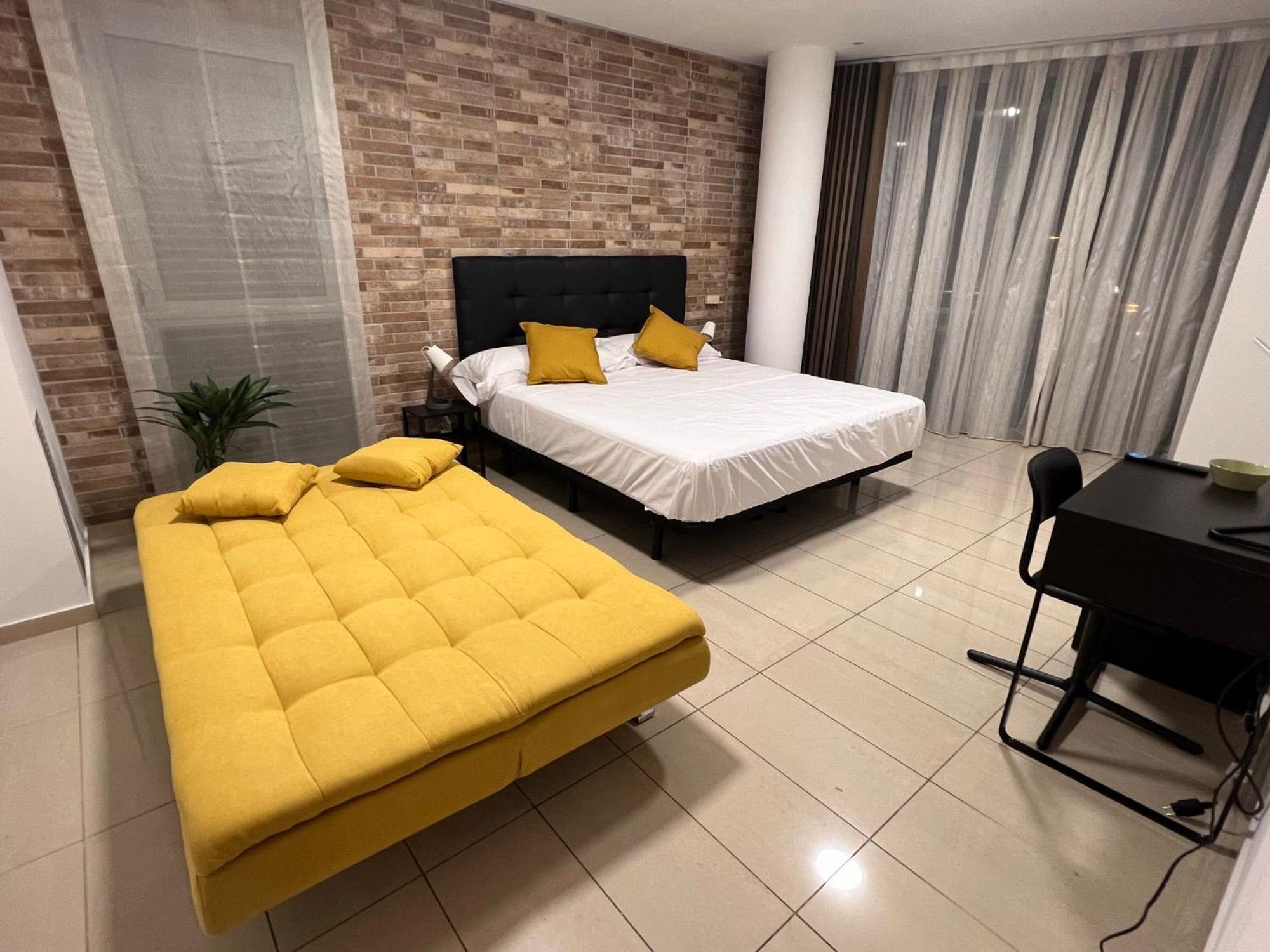 Fira Gran Via 2 - Private Rooms In A Shared Apartment - Habitaciones Privadas En Apartamento Compartido L'Hospitalet de Llobregat Kültér fotó