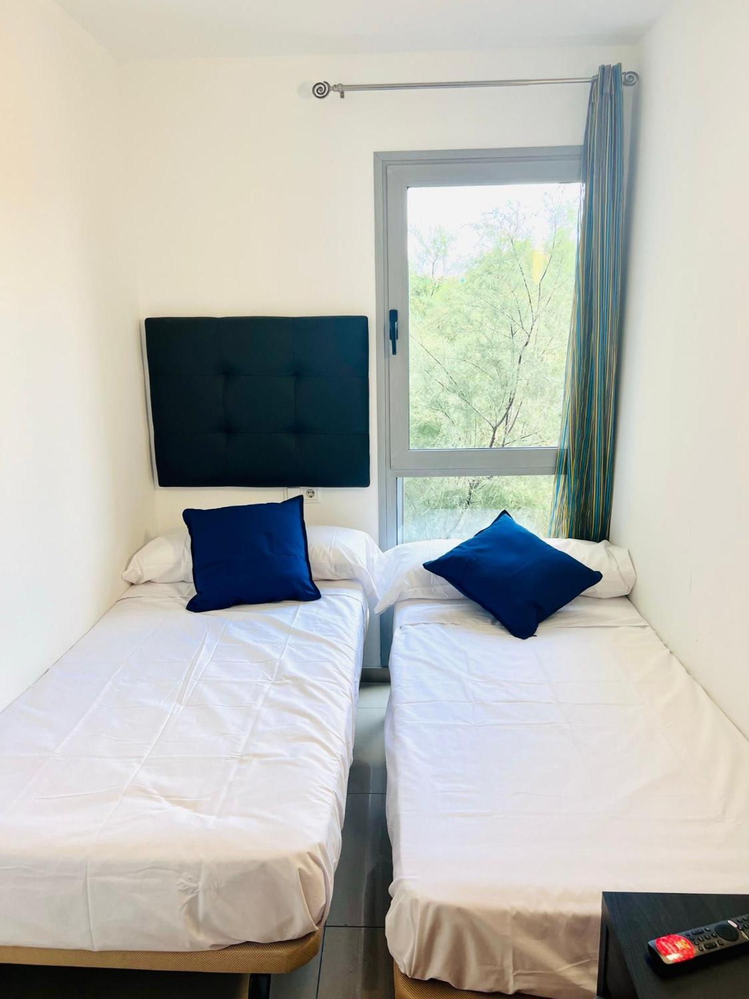 Fira Gran Via 2 - Private Rooms In A Shared Apartment - Habitaciones Privadas En Apartamento Compartido L'Hospitalet de Llobregat Kültér fotó
